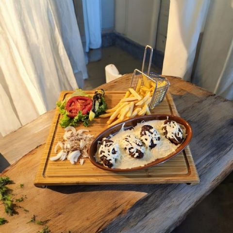 Kiremitte Kaşarlı Köfte Tabağı